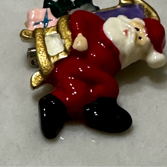 Vintage Santa Brooch Pin Molded Plastic Sitting In A Chair Christmas - Picture 5 of 8
